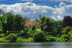 Blick �ber den See auf Schloss Babelsberg in Potsdam
