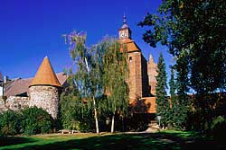 Das Stadttor und der Hungerturm in Bernau im Bundesland Brandenburg.
