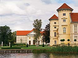 Das Schloss Rheinsberg und das neuerstandene Theater am See.